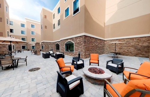 Bryant Pattengill East Apartment | Free Breakfast! Near U of M. Indoor Pool + Gym.