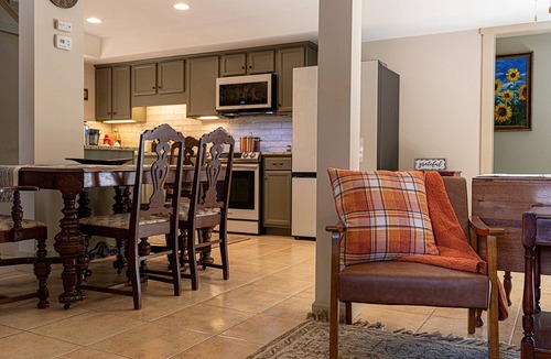 Flintstone Cottage | Free Ruby Falls Ticket & More - Private Cottage - Base of Lookout Mountain - 10 miles to Chattanooga