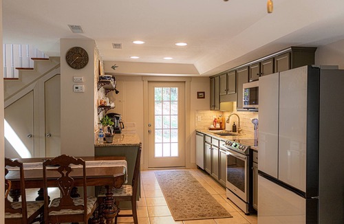 Flintstone Cottage | Free Ruby Falls Ticket & More - Private Cottage - Base of Lookout Mountain - 10 miles to Chattanooga