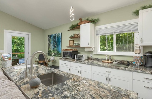 Lookout Mountain Apartment | Free Ruby Falls Ticket & More - Hot Tub-Handcrafted Treehouse-Lookout Mountain-Romantic Getaway
