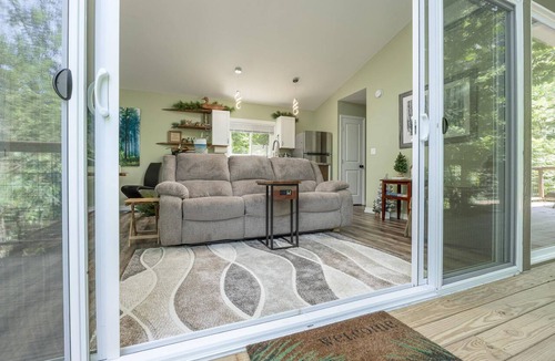 Lookout Mountain Apartment | Free Ruby Falls Ticket & More - Hot Tub-Handcrafted Treehouse-Lookout Mountain-Romantic Getaway