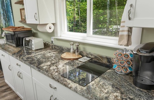Lookout Mountain Apartment | Free Ruby Falls Ticket & More - Hot Tub-Handcrafted Treehouse-Lookout Mountain-Romantic Getaway