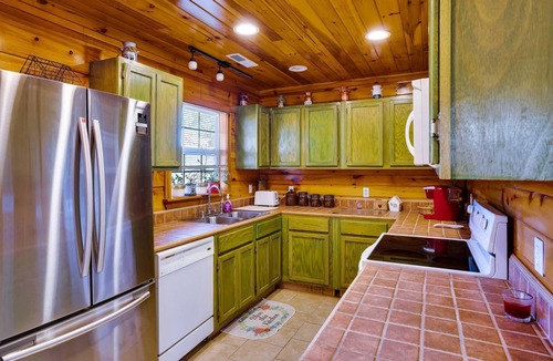 Rising Fawn Cabin | Free Ruby Falls Ticket & More- 2 cabins-one with hot tub & one lakefront fishing -for larger groups