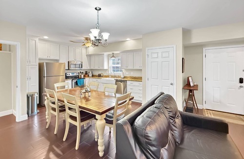 Flintstone House | Free Ruby Falls Ticket & More-Relaxation-Rock City View-Country Getaway-Spacious Townhome-Fire Pit