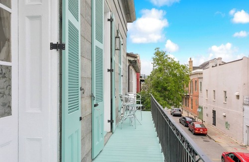 French Quarter Condo | French Quarter gem with balcony, next to dog park!