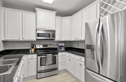 Tuscaloosa Condo | Front door to "Roll Tide" in minutes! Walk to the Stadium and avoid the parking!
