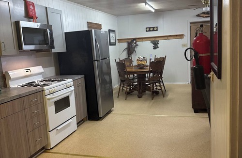 Venice Boat Rental | Front row Venice Marina 3-bedroom hs. boat sleeps 6. Steps away from restaurant.
