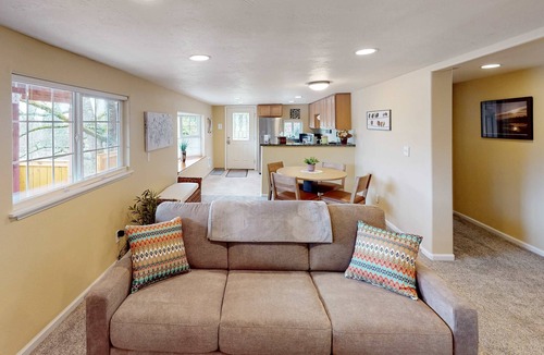Amazon Condo | Full duplex with patio-deck, mountain views, washer&dryer, dogs allowed