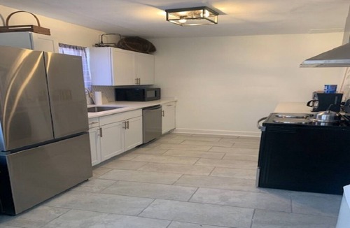 Crestline Heights House | Fully equipped Cottage Close to Airport, Shopping, UAB, Parks, Downtown