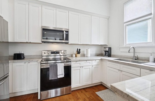 Leonidas House | Fully Furnished 2bd/1.5ba One Block from Carrolton