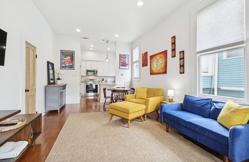 Leonidas House | Fully Furnished 2bd/1.5ba One Block from Carrolton