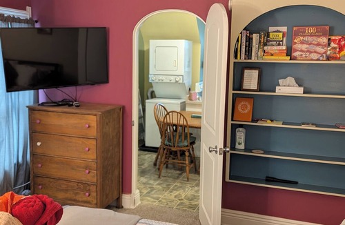 Monroe Apartment | FULLY furnished, clean, cozy ,1 Bedroom Duplex in Downtown Monroe, MI
