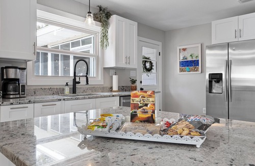 Long Beach House | FULLY STOCKED Beach Bungalow in Long Beach- close to beach, w/POOL, large yard!