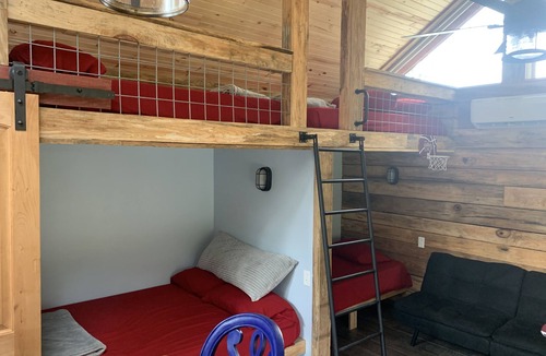 Biloxi Cabin | Fun Bunkhouse located right on the River