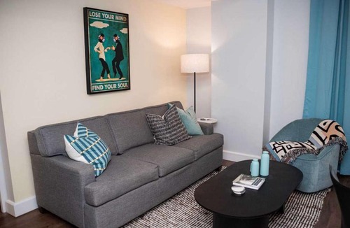 Downtown Jacksonville Apartment | Fun Cozy 1 Br King Apts - 1 25 Mile Walk to TIAA Bnk Fld