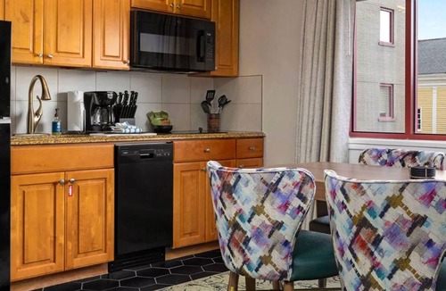 Faubourg Lafayette Resort | Garden District 1BR Suite at Club Wyndham Avenue Plaza – Streetcar Access