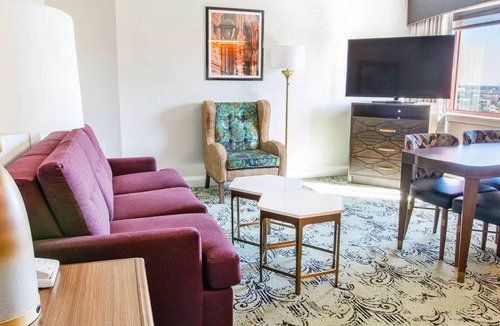 Faubourg Lafayette Resort | Garden District 1BR Suite at Club Wyndham Avenue Plaza – Streetcar Access