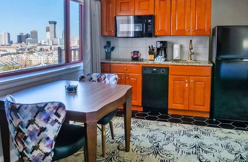 Faubourg Lafayette Resort | Garden District Studio at Wyndham Avenue Plaza – Historic Charm