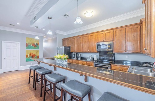 Faubourg Livaudais House | Garden District Upscale Summer Escape w/Gated Off-St Parking & Streetcar Access