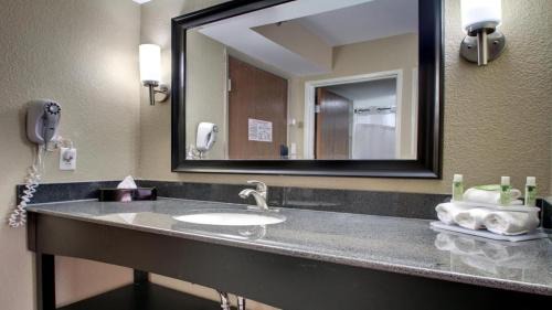 Jackson Apartment | Gated King Bed Studio with Kitchenette Room 225