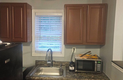 Jefferson Park Apartment | Gem in the city. Cozy 1-bedroom apartment in marvelous East Point with AC.