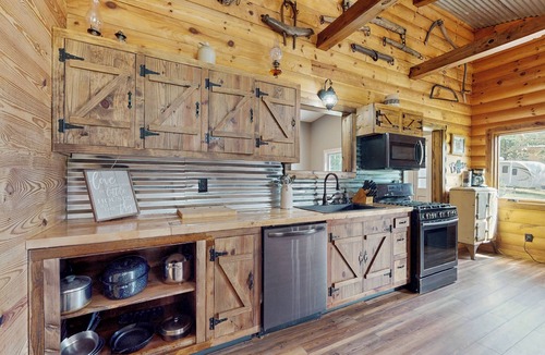 Lookout Mountain Cabin | Georgia Mtn Cabin w/Hot Tub Near Cloudland Canyon