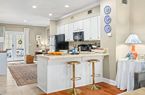 Auburn - Opelika Villa | Getaway on Gatewood-1K, 1Q, 2.5 bath, parking, 5 min to AU, I-85, Games