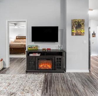 Fellowship House | Giddy Up Getaway Spotless Pets OK 8 min to WEC 2 Kings Fenced Yard