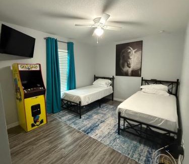 Fellowship House | Giddy Up Getaway Spotless Pets OK 8 min to WEC 2 Kings Fenced Yard