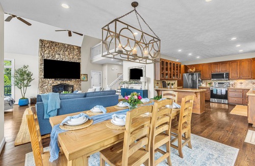 Eclectic House | Gigi’s Lakehouse - 5BR, 3.5BA - King & Twin Beds - Perfect for Families & Groups