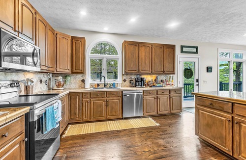 Eclectic House | Gigi’s Lakehouse - 5BR, 3.5BA - King & Twin Beds - Perfect for Families & Groups