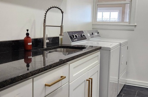 Wright House | Glam Country Escape-Dedicated Sunny Workspace, 15 min from LR, W/D