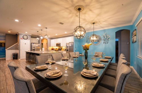 Loughman House | Global Bowling Villa, 1GB wifi, video wall TV, private/heated pool, sleeps 34