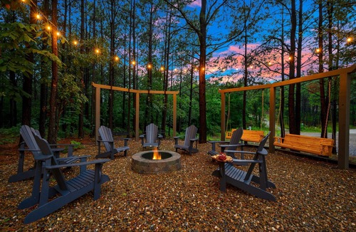 Pickens Cabin | Glow Mini Golf/Pool Table/Patio Oasis/Game Room!