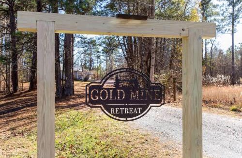 Dallas House | Gold Mine Retreat Hot Tub Sauna & Fireplace