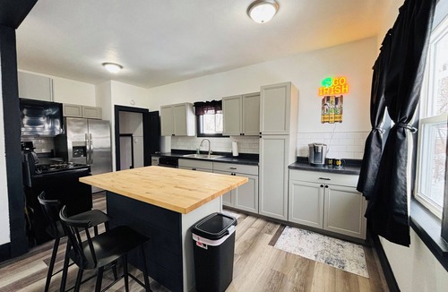 Northeast South Bend House | Golden Dome Getaway- 4BR 2BA Home Sleeps 12- walk to campus! Ideal for ND trips