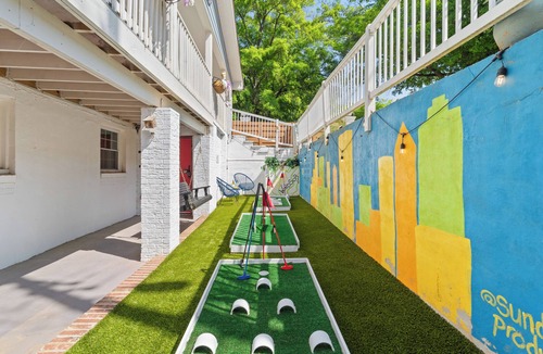 Pittsburgh House | Golf, Arcades, Projectors, Bikes, Themed Murals - DT ATL