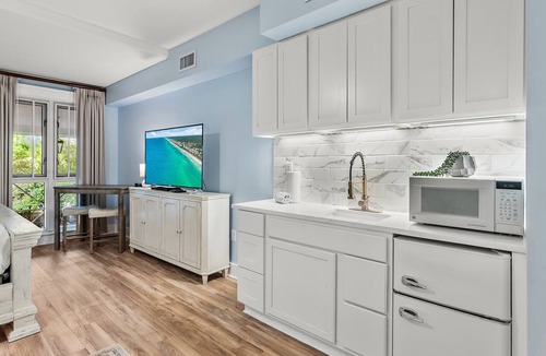 Baytowne Wharf Apartment | Golf Cart ~ 2nd Floor Studio ~ Kitchenette
