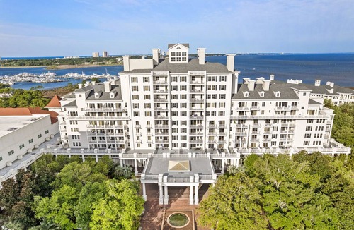 Baytowne Wharf Apartment | Golf Cart ~ 2nd Floor Studio ~ Kitchenette