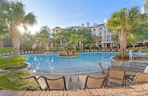 Baytowne Wharf Apartment | Golf Cart ~ 2nd Floor Studio ~ Kitchenette