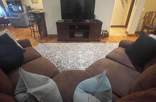 Brookline Station House | Golf Getaway! Perfect for Large Families! Only 10 minutes from the Airport!