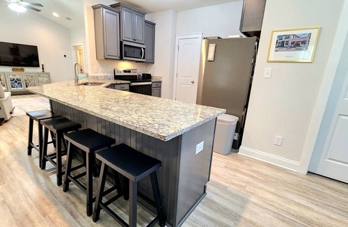 Silverhill House | Gorgeous and Modern 3 Bedroom Home - Easy Walk to Downtown Silverhill Dining