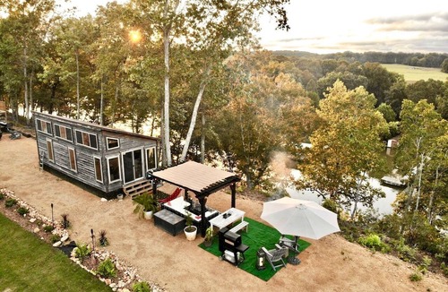 Rogersville Cabin | Gorgeous Tiny House with Indoor and Outdoor Lounging Space in Alabama