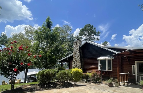 Eatonton House | Gorgeous Waterfront Log Home On Lake Sinclair