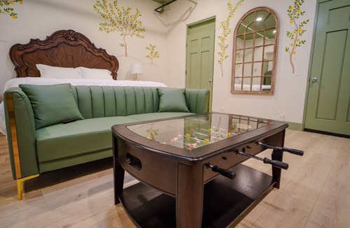 Biloxi Hotel | Government St. Balcony Suite 211
