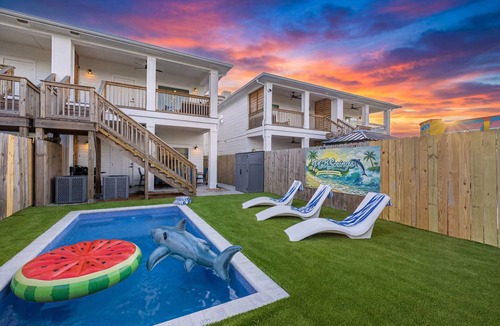 Holiday Beach House | Grand Duplex: 2 Private Pools, 8 Themed Rms, Beach, Xbox Walls, Arcades