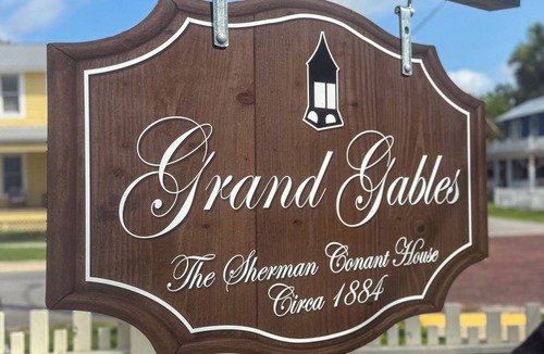 Palatka Cottage | 'grand Gables' Home: 1 Block to St Johns River!
