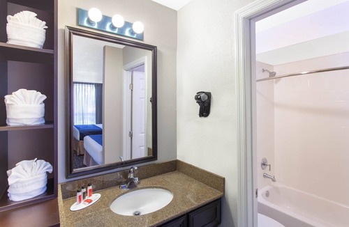 Florida Center Hotel | Grand Hotel Orlando at Universal Blvd - Shuttle to Theme Parks