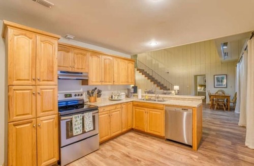 Florence House | Grassy Knoll w Hot Tub, Kayaks, Pier near RTJ