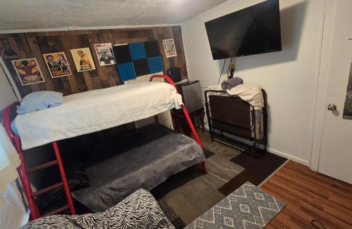 Atlanta Hostel | Grateful Hemphill Large Room A